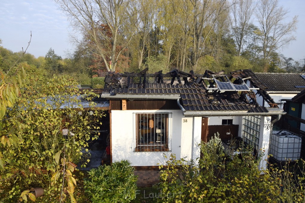 Feuer 1 brannten 3 Lauben Koeln Fuehlingen Kriegerhofstr P054.JPG - Miklos Laubert